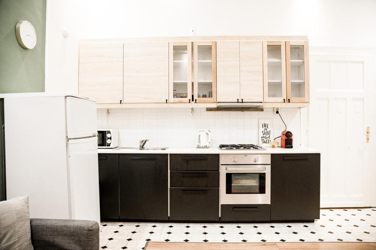 Stylish And Spacious ! Central Location Kazincy Netflix Budapesta Exterior foto