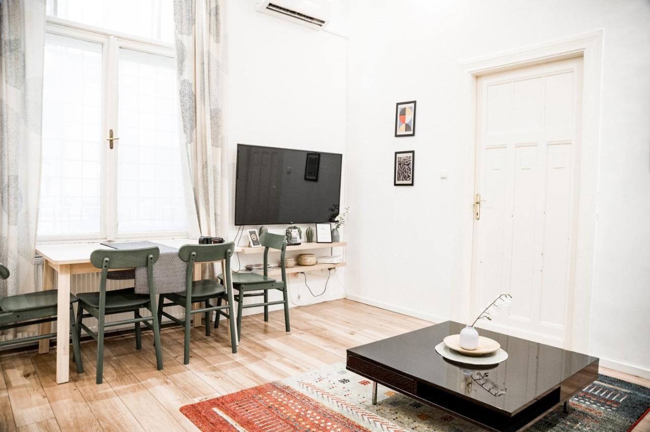 Stylish And Spacious ! Central Location Kazincy Netflix Budapesta Exterior foto